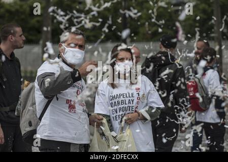 Une centaine d'ouvriers du papeterie de la Chapelle Darblay de Grand-Couronne manifestent à l'extérieur du Ministère de l'Economie et des Finances, à Paris-Bercy, le mercredi 01 juillet 2020. Environ dix d'entre eux ont été reçus à midi au ministère pour faire le point sur l'avenir de la papeterie. Photo de Pierrick Villette/avenir Pictures/ABACAPRESS.COM Banque D'Images