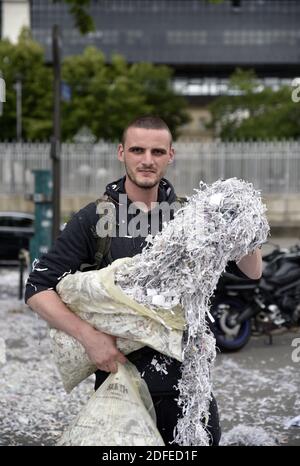 Une centaine d'ouvriers du papeterie de la Chapelle Darblay de Grand-Couronne manifestent à l'extérieur du Ministère de l'Economie et des Finances, à Paris-Bercy, le mercredi 01 juillet 2020. Environ dix d'entre eux ont été reçus à midi au ministère pour faire le point sur l'avenir de la papeterie. Photo de Patrice Pierrot/avenir Pictures/ABACAPRESS.COM Banque D'Images