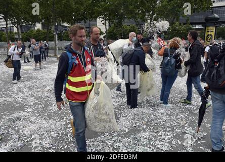 Une centaine d'ouvriers du papeterie de la Chapelle Darblay de Grand-Couronne manifestent à l'extérieur du Ministère de l'Economie et des Finances, à Paris-Bercy, le mercredi 01 juillet 2020. Environ dix d'entre eux ont été reçus à midi au ministère pour faire le point sur l'avenir de la papeterie. Photo de Patrice Pierrot/avenir Pictures/ABACAPRESS.COM Banque D'Images