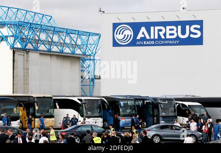 Airbus a coupé 5,000 emplois en France - fichier - atmosphère lors du vol inaugural du nouvel Airbus A350 XWB à l'aéroport de Toulouse-Blagnac, dans le sud-ouest de la France, le 14 juin 2013. L'A350 XWB est le premier d'une famille d'avions de passagers ultra-efficaces Airbus conçus pour aller de front avec le rival Boeing 787 Dreamliner et 777s. Cet avion très économe en carburant, fabriqué à partir d'une majorité de matériaux composites, aura probablement une apparence au prochain salon de l'Air de Paris qui débutera lundi prochain à l'aéroport du Bourget. Photo de Patrick Bernard/ABACAPRESS.COM Banque D'Images