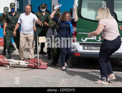 Amira Bouraoui, l'une des figures les plus importantes, sinon la plus connue, de 'Hirak', est accueillie à sa libération de prison le 2 juillet 2020, à l'extérieur de la prison de Kolea près de la ville de Tipasa, à 70 km à l'ouest de la capitale Alger, en Algérie. Photo de Louiza Ammi/ABACAPRESS.COM Banque D'Images