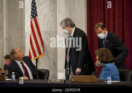 Le sénateur américain Lindsey Graham (républicain de Caroline du Sud), président, Commission judiciaire du Sénat américain, à gauche, le sénateur américain John Neely Kennedy (républicain de Louisiane), deuxième de gauche, le sénateur américain Richard Blumenthal (démocrate du Connecticut), deuxième de droite, Et la sénatrice américaine Dianne Feinstein (démocrate de Californie), membre du classement de la Commission judiciaire du Sénat américain, à droite, discutant avant que la commission ne fasse la promotion de la loi « Eliminer la négligence abusive et endémique des technologies interactives (EGAIN IT) Act de 2020 » et des nominations judiciaires dans le bureau du Sénat Russell à Capitol Hill à Washingt Banque D'Images