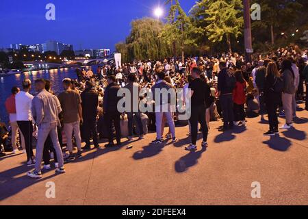 Une nouvelle soirée projet X Jeunesse sur le quai de Seine à Paris, France, le 03 juillet 2020. Des centaines de jeunes se sont rassemblés sur le quai à côté du pont de Sully dans la nuit du 3 au 4 juillet à la suite d'un appel aux réseaux sociaux pour un parti excessif dans le style du film projet X. photo par Karim ait Adjedjou/avenir Pictures/ABACAPRESS.COM Banque D'Images