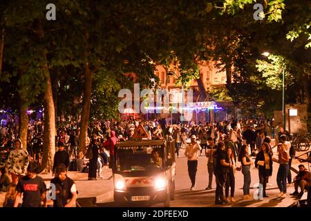 Une nouvelle soirée projet X Jeunesse sur le quai de Seine à Paris, France, le 03 juillet 2020. Des centaines de jeunes se sont rassemblés sur le quai à côté du pont de Sully dans la nuit du 3 au 4 juillet à la suite d'un appel aux réseaux sociaux pour un parti excessif dans le style du film projet X. photo par Karim ait Adjedjou/avenir Pictures/ABACAPRESS.COM Banque D'Images