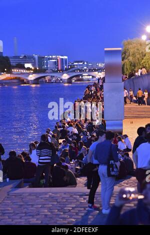 Une nouvelle soirée projet X Jeunesse sur le quai de Seine à Paris, France, le 03 juillet 2020. Des centaines de jeunes se sont rassemblés sur le quai à côté du pont de Sully dans la nuit du 3 au 4 juillet à la suite d'un appel aux réseaux sociaux pour un parti excessif dans le style du film projet X. photo par Karim ait Adjedjou/avenir Pictures/ABACAPRESS.COM Banque D'Images