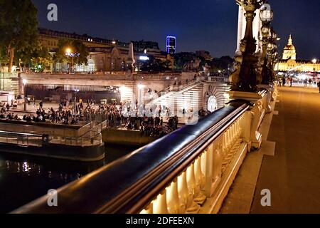 Une nouvelle soirée projet X Jeunesse sur le quai de Seine à Paris, France, le 03 juillet 2020. Des centaines de jeunes se sont rassemblés sur le quai à côté du pont de Sully dans la nuit du 3 au 4 juillet à la suite d'un appel aux réseaux sociaux pour un parti excessif dans le style du film projet X. photo par Karim ait Adjedjou/avenir Pictures/ABACAPRESS.COM Banque D'Images