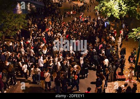 Une nouvelle soirée projet X Jeunesse sur le quai de Seine à Paris, France, le 03 juillet 2020. Des centaines de jeunes se sont rassemblés sur le quai à côté du pont de Sully dans la nuit du 3 au 4 juillet à la suite d'un appel aux réseaux sociaux pour un parti excessif dans le style du film projet X. photo par Karim ait Adjedjou/avenir Pictures/ABACAPRESS.COM Banque D'Images
