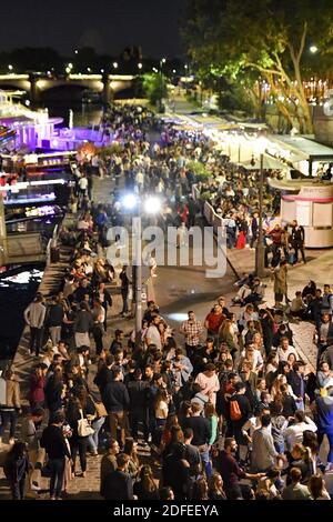 Une nouvelle soirée projet X Jeunesse sur le quai de Seine à Paris, France, le 03 juillet 2020. Des centaines de jeunes se sont rassemblés sur le quai à côté du pont de Sully dans la nuit du 3 au 4 juillet à la suite d'un appel aux réseaux sociaux pour un parti excessif dans le style du film projet X. photo par Karim ait Adjedjou/avenir Pictures/ABACAPRESS.COM Banque D'Images