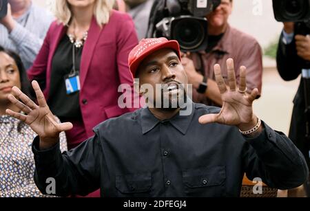 Photo du dossier datée du 11 octobre 2018, l'artiste Kanye West parle dans le bureau ovale de la Maison Blanche lors d'une réunion avec le président Trump pour discuter du système de justice pénale et de la réforme pénitentiaire à Washington, DC. LE rappeur AMÉRICAIN Kanye West s'est empagé sur Twitter pendant le week-end pour annoncer qu'il se présente à la présidence, sa déclaration étant rapidement virale et provoquant une vague de spéculations. Son épouse Kim Kardashian West et l'entrepreneur Elon Musk l'ont endossé. Photo par Olivier Douliery/Abaca Press Banque D'Images