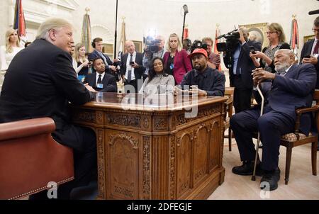 Photo du dossier datée du 11 octobre 2018, le président américain Donald Trump organise un déjeuner de travail avec l'artiste Kanye West et l'ex-star de la NFL Jim Brown (R) pour discuter du système de justice pénale et de la réforme pénitentiaire dans le Bureau ovale de la Maison Blanche à Washington, DC. LE rappeur AMÉRICAIN Kanye West s'est empagé sur Twitter pendant le week-end pour annoncer qu'il se présente à la présidence, sa déclaration étant rapidement virale et provoquant une vague de spéculations. Son épouse Kim Kardashian West et l'entrepreneur Elon Musk l'ont endossé. Photo par Olivier Douliery/Abaca Press Banque D'Images