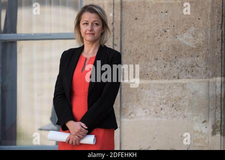 La nouvelle ministre française de l'Environnement, Barbara Pompili, se penche sur la cérémonie de passation de pouvoir au Ministère de la transition écologique et solidaire à l'Hôtel de Roquelaure à Paris, en France, le 7 juillet 2020. Photo de Julie Sebadelha/ABACAPRESS.COM Banque D'Images