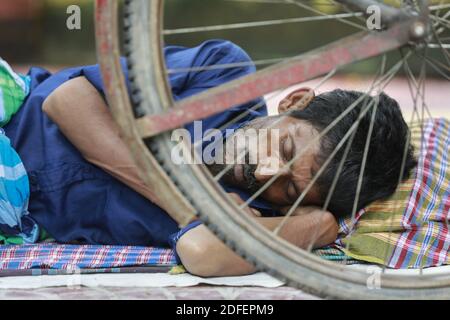 Au cours de l'épidémie de COVID-19, un bangladais s'endort à l'ombre de l'arbre pour se soulager de la chaleur, à Dhaka, au Bangladesh, le 10 juillet 2020. Photo de Kanti Das Suvra/ABACAPRESS.COM Banque D'Images