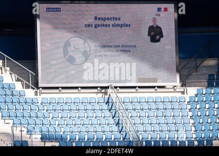 Les panneaux de distanciation sociale indiquent des informations de sécurité lors du match amical entre le Havre Athletic Club et Paris Saint-Germain (PSG) au stade Ocean, le 12 juillet 2020, au Havre, en France. Photo de David Niviere / ABACAPRESS.COM Banque D'Images