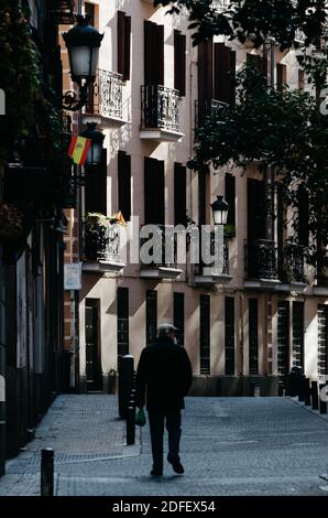 Petite rue dans le quartier de Lavapies à Madrid, Espagne - homme inidentifable Banque D'Images