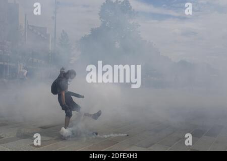 Affrontements entre manifestants et police de Riot lorsqu'ils participent à une manifestation contre les politiques gouvernementales exigeant de meilleures conditions d'emploi à Paris, les syndicats d'hôpitaux ont demandé à leurs membres de participer à des manifestations. Leurs demandes de longue date comprennent l'amélioration des salaires et des conditions, l'augmentation du financement public et la fin du système prédominant de contrats à court terme pour le personnel hospitalier. Paris, France, le 14 juillet 2020. Photo d'Alfred Yaghobzadeh/ABACAPRESS.COM Banque D'Images