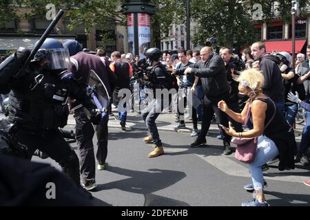 Affrontements entre manifestants et police de Riot lorsqu'ils participent à une manifestation contre les politiques gouvernementales exigeant de meilleures conditions d'emploi à Paris, les syndicats d'hôpitaux ont demandé à leurs membres de participer à des manifestations. Leurs demandes de longue date comprennent l'amélioration des salaires et des conditions, l'augmentation du financement public et la fin du système prédominant de contrats à court terme pour le personnel hospitalier. Paris, France, le 14 juillet 2020. Photo d'Alfred Yaghobzadeh/ABACAPRESS.COM Banque D'Images