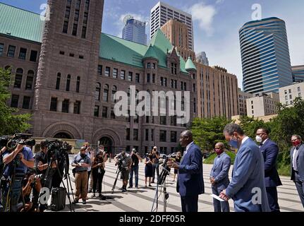 PAS DE FILM, PAS DE VIDÉO, PAS de télévision, PAS DE DOCUMENTAIRE - le procureur Ben Crump, qui représente la famille de George Floyd, annonce dans une conférence de presse que la famille de Floyd poursuit la ville de Minneapolis et les quatre officiers impliqués dans sa mort, Citant un échec dans la formation de la police et une culture de département raciste qui a conduit à un « mépris sans dédain » des droits civils de Floyd mercredi, 15 juillet 2020, en dehors du palais de justice fédéral des États-Unis à Minneapolis, MN, États-Unis. Ici, Crump est vu sur le podium entouré par son équipe d'avocats. Photo de David Joles/Minneapolis Star Tribune/TNS/ABACAPRESS.COM Banque D'Images