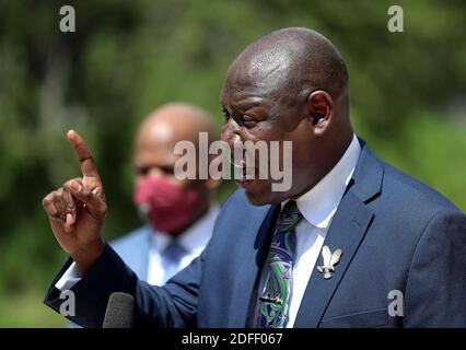 PAS DE FILM, PAS DE VIDÉO, PAS de télévision, PAS DE DOCUMENTAIRE - le procureur Ben Crump, qui représente la famille de George Floyd, annonce dans une conférence de presse que la famille de Floyd poursuit la ville de Minneapolis et les quatre officiers impliqués dans sa mort, Citant un échec dans la formation de la police et une culture de département raciste qui a conduit à un « mépris sans dédain » des droits civils de Floyd mercredi, 15 juillet 2020, en dehors du palais de justice fédéral des États-Unis à Minneapolis, MN, États-Unis. Ici, Crump est vu sur le podium entouré par son équipe d'avocats. Photo de David Joles/Minneapolis Star Tribune/TNS/ABACAPRESS.COM Banque D'Images