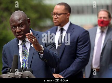 PAS DE FILM, PAS DE VIDÉO, PAS de télévision, PAS DE DOCUMENTAIRE - le procureur Ben Crump, qui représente la famille de George Floyd, annonce dans une conférence de presse que la famille de Floyd poursuit la ville de Minneapolis et les quatre officiers impliqués dans sa mort, Citant un échec dans la formation de la police et une culture de département raciste qui a conduit à un « mépris sans dédain » des droits civils de Floyd mercredi, 15 juillet 2020, en dehors du palais de justice fédéral des États-Unis à Minneapolis, MN, États-Unis. Ici, Crump est vu sur le podium entouré par son équipe d'avocats. Photo de David Joles/Minneapolis Star Tribune/TNS/ABACAPRESS.COM Banque D'Images