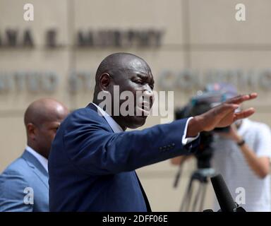 PAS DE FILM, PAS DE VIDÉO, PAS de télévision, PAS DE DOCUMENTAIRE - le procureur Ben Crump, qui représente la famille de George Floyd, annonce dans une conférence de presse que la famille de Floyd poursuit la ville de Minneapolis et les quatre officiers impliqués dans sa mort, Citant un échec dans la formation de la police et une culture de département raciste qui a conduit à un « mépris sans dédain » des droits civils de Floyd mercredi, 15 juillet 2020, en dehors du palais de justice fédéral des États-Unis à Minneapolis, MN, États-Unis. Ici, Crump est vu sur le podium entouré par son équipe d'avocats. Photo de David Joles/Minneapolis Star Tribune/TNS/ABACAPRESS.COM Banque D'Images