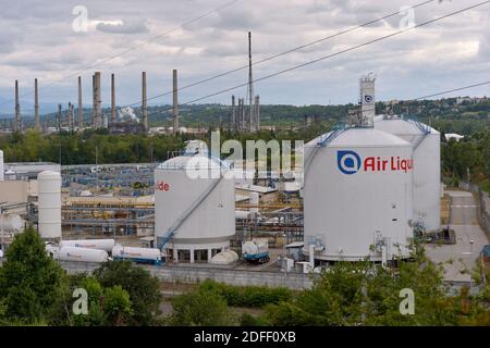 Vue d'ensemble de l'usine Air liquide de Feyzin, près de Lyon, France, le 16 juillet 2020, où la production d'hydrogène est comprimée pour le stockage sous forme gazeuse à haute pression. L'hydrogène peut être utilisé comme matière première, comme combustible ou comme vecteur et stockage d'énergie, et il a de nombreuses applications possibles dans les secteurs de l'industrie, des transports, de l'énergie et des bâtiments. Plus important encore, il n'émet pas de CO2 et ne pollue pas l'air lorsqu'il est utilisé. C'est donc une partie importante de la solution pour atteindre l'objectif de neutralité climatique de 2050 de l'accord vert européen. Photo de Julien Reynaud/APS-Medias/ABACAPRESS.COM Banque D'Images