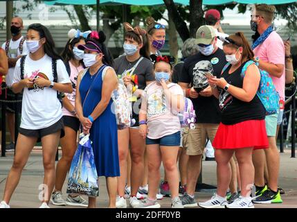 PAS DE FILM, PAS DE VIDÉO, PAS de télévision, PAS DE DOCUMENTAIRE - les clients attendent dans la file pour monter à bord de Mickey et Minnie's Runaway Railway attraction le deuxième jour de la réouverture des studios Disney's Hollywood à Walt Disney World, à Lake Buena Vista, en Floride, le jeudi 16 juillet 2020. Les quatre parcs de Floride de Disney sont maintenant ouverts, y compris Epcot, le Royaume magique et le Royaume des animaux, avec une capacité et des protocoles de sécurité limités en place en réponse au panvenmique du coronavirus. Photo de Joe Burbank/Orlando Sentinel/TNS/ABACAPRESS.COM Banque D'Images