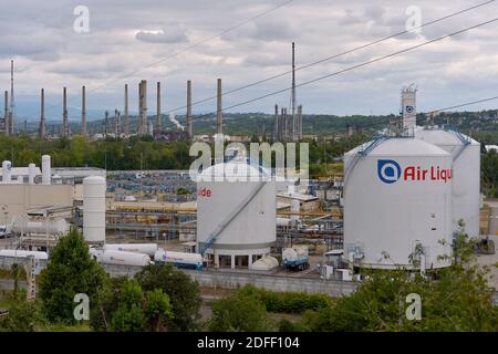 Vue d'ensemble de l'usine Air liquide de Feyzin, près de Lyon, France, le 16 juillet 2020, où la production d'hydrogène est comprimée pour le stockage sous forme gazeuse à haute pression. L'hydrogène peut être utilisé comme matière première, comme combustible ou comme vecteur et stockage d'énergie, et il a de nombreuses applications possibles dans les secteurs de l'industrie, des transports, de l'énergie et des bâtiments. Plus important encore, il n'émet pas de CO2 et ne pollue pas l'air lorsqu'il est utilisé. C'est donc une partie importante de la solution pour atteindre l'objectif de neutralité climatique de 2050 de l'accord vert européen. Photo de Julien Reynaud/APS-Medias/ABACAPRESS.COM Banque D'Images