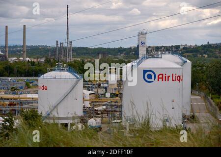 Vue d'ensemble de l'usine Air liquide de Feyzin, près de Lyon, France, le 16 juillet 2020, où la production d'hydrogène est comprimée pour le stockage sous forme gazeuse à haute pression. L'hydrogène peut être utilisé comme matière première, comme combustible ou comme vecteur et stockage d'énergie, et il a de nombreuses applications possibles dans les secteurs de l'industrie, des transports, de l'énergie et des bâtiments. Plus important encore, il n'émet pas de CO2 et ne pollue pas l'air lorsqu'il est utilisé. C'est donc une partie importante de la solution pour atteindre l'objectif de neutralité climatique de 2050 de l'accord vert européen. Photo de Julien Reynaud/APS-Medias/ABACAPRESS.COM Banque D'Images