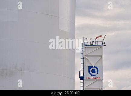 Vue d'ensemble de l'usine Air liquide de Feyzin, près de Lyon, France, le 16 juillet 2020, où la production d'hydrogène est comprimée pour le stockage sous forme gazeuse à haute pression. L'hydrogène peut être utilisé comme matière première, comme combustible ou comme vecteur et stockage d'énergie, et il a de nombreuses applications possibles dans les secteurs de l'industrie, des transports, de l'énergie et des bâtiments. Plus important encore, il n'émet pas de CO2 et ne pollue pas l'air lorsqu'il est utilisé. C'est donc une partie importante de la solution pour atteindre l'objectif de neutralité climatique de 2050 de l'accord vert européen. Photo de Julien Reynaud/APS-Medias/ABACAPRESS.COM Banque D'Images