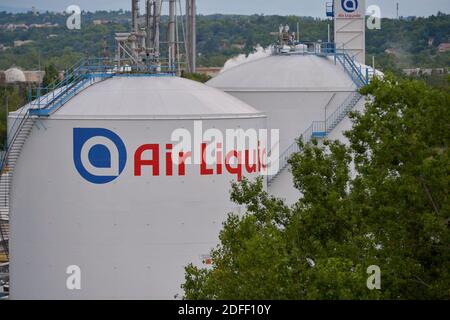 Vue d'ensemble de l'usine Air liquide de Feyzin, près de Lyon, France, le 16 juillet 2020, où la production d'hydrogène est comprimée pour le stockage sous forme gazeuse à haute pression. L'hydrogène peut être utilisé comme matière première, comme combustible ou comme vecteur et stockage d'énergie, et il a de nombreuses applications possibles dans les secteurs de l'industrie, des transports, de l'énergie et des bâtiments. Plus important encore, il n'émet pas de CO2 et ne pollue pas l'air lorsqu'il est utilisé. C'est donc une partie importante de la solution pour atteindre l'objectif de neutralité climatique de 2050 de l'accord vert européen. Photo de Julien Reynaud/APS-Medias/ABACAPRESS.COM Banque D'Images