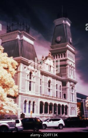 Une image infrarouge fausse couleur du palais de justice dans le centre-ville de Columbus, DANS. Beaucoup de lumière et de couleurs contrastées. Banque D'Images