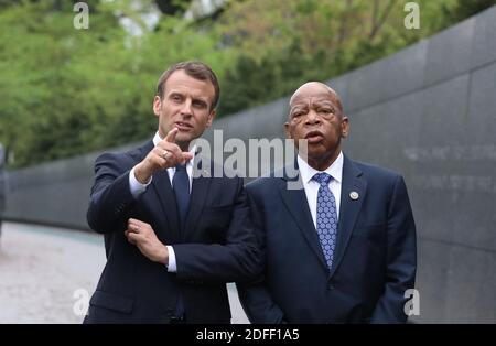 Photo du dossier en date du 25 avril 2018 du président français Emmanuel Macron avec le représentant des États-Unis John Lewis lors d'une visite au Martin Luther King, Jr Memorial à Washington, DC, Etats-Unis. John Robert Lewis, fils de sharecroppers qui ont survécu à une brutale frappe de la police lors d'une étape historique du 1965 mars à Selma, Alabama, pour devenir une figure imposante du mouvement des droits civils et un membre du Congrès américain de longue date, est décédé après une bataille de six mois contre le cancer. Il avait 80 ans. Photo de Jacovides/POOL/ ABACAPRESS.COM Banque D'Images