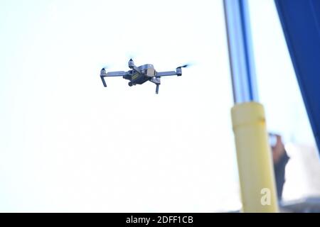 Un drone est vu lors d'un incendie à la cathédrale Saint-Pierre-et-Saint-Paul de Nantes, dans l'ouest de la France, le 18 juillet 2020. Un incendie qui s'est brisé à l'intérieur de la cathédrale gothique de Nantes le 18 juillet a été contenu, ont déclaré les responsables des urgences, ajoutant que les dégâts n'étaient pas comparables au feu de l'année dernière à la cathédrale notre-Dame de Paris. "Les dommages sont concentrés sur l'organe, qui semble être complètement détruit. Sa plate-forme est très instable et pourrait s'effondrer », a déclaré le général Laurent Ferlay, chef des pompiers de la région, lors d'un briefing de presse devant la cathédrale. Photo de Roan Houssin/ABACAPRESS.COM Banque D'Images