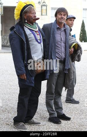 Photo du dossier datée du 29 novembre 2012 de Nicolas Hulot et de la tribu amazonienne indienne Kayapo, le chef Raoni Metuktyre répond aux médias après une rencontre avec le président français au palais présidentiel de l'Elysée à Paris, en France. Le dirigeant indigène Raoni Metuktyre, l'un des défenseurs les plus connus de la forêt amazonienne, est 'table' après avoir reçu une transfusion sanguine à l'hôpital, a déclaré son institut dimanche. Raoni, un chef du peuple Kayapo dans le nord du Brésil, a été hospitalisé depuis jeudi pour faiblesse, essoufflement, manque d'appétit et diarrhée. Photo de Stephane Lemouton/ABACAPRESS.COM Banque D'Images