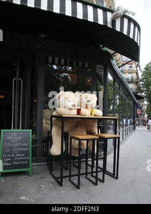 Atmosphère dans les rues de Paris à Saint Germain des Prés, la Brasserie le Choupinet près du jardin du Luxembourg, à Paris, France, le 20 juillet 2020. Photo de Denis Guignebourg/ABACAPRESS.COM Banque D'Images
