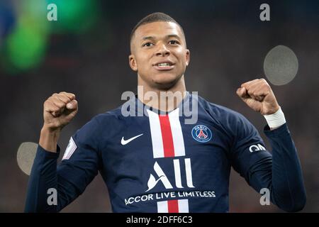 Photo du dossier datée du 27 octobre 2019, Kylian Mbappe de Paris Saint-Germain célèbre son but lors du match de la Ligue 1 entre Paris Saint Germain et Olympique de Marseille au Parc des Princes à Paris, France. Kylian Mbappe est la star mondiale de la couverture de la FIFA 21 d’EA Sports. Cela a été annoncé à la fois par le joueur et la série de jeux vidéo sur les médias sociaux et n'aurait pas dû surprendre un fan de football, car le Français de 21 ans est à la fois l'un des meilleurs joueurs et l'un des joueurs les plus commercialisables du football mondial. Photo de David Niviere/ABACAPRESS.COM Banque D'Images