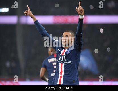 Photo du dossier datée du 27 octobre 2019, le Kylian Mbappé de Paris Saint-Germain célèbre ses scores lors de la Ligue 1 Paris Saint-Germain (PSG) v Olympique de Marseille (OM) au stade du Parc des Princes à Paris, en France. Kylian Mbappe est la star mondiale de la couverture de la FIFA 21 d’EA Sports. Cela a été annoncé à la fois par le joueur et la série de jeux vidéo sur les médias sociaux et n'aurait pas dû surprendre un fan de football, car le Français de 21 ans est à la fois l'un des meilleurs joueurs et l'un des joueurs les plus commercialisables du football mondial. Photo par ABACAPRESS.COM Banque D'Images