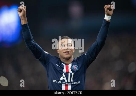 Photo du dossier datée du 27 octobre 201, Kylian Mbappe de Paris Saint-Germain célèbre son but lors du match de la Ligue 1 entre Paris Saint Germain et Olympique de Marseille au Parc des Princes à Paris, France. Kylian Mbappe est la star mondiale de la couverture de la FIFA 21 d’EA Sports. Cela a été annoncé à la fois par le joueur et la série de jeux vidéo sur les médias sociaux et n'aurait pas dû surprendre un fan de football, car le Français de 21 ans est à la fois l'un des meilleurs joueurs et l'un des joueurs les plus commercialisables du football mondial. Photo de David Niviere/ABACAPRESS.COM Banque D'Images