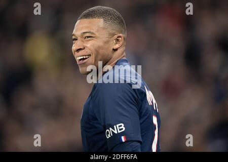 Photo du dossier datée du 27 octobre 2019, Kylian Mbappe de Paris Saint-Germain célèbre son but lors du match de la Ligue 1 entre Paris Saint Germain et Olympique de Marseille au Parc des Princes à Paris, France. Kylian Mbappe est la star mondiale de la couverture de la FIFA 21 d’EA Sports. Cela a été annoncé à la fois par le joueur et la série de jeux vidéo sur les médias sociaux et n'aurait pas dû surprendre un fan de football, car le Français de 21 ans est à la fois l'un des meilleurs joueurs et l'un des joueurs les plus commercialisables du football mondial. Photo de David Niviere/ABACAPRESS.COM Banque D'Images