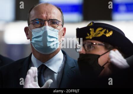 Le Premier ministre français Jean Castex, délégué préfet en charge de la sécurité des aéroports de Roissy Charles de Gaulle, Bourget et Orly Sophie Wolfermann portant un masque facial à l'aéroport de Roissy-Charles de Gaulle, au nord de Paris le 24 juillet, 2020 au cours d'une visite, des mesures sanitaires ont été déployées pour les passagers au départ et à l'arrivée afin de freiner la propagation de la pandémie COVID-19 causée par le nouveau coronavirus. L’Europe a frappé plus de trois millions de cas de coronavirus le 23 juillet, tandis que l’augmentation du nombre d’infections dans le monde entier a conduit les autorités à imposer de nouveau des restrictions aux citoyens. Photo de Raphael Lafargue/A Banque D'Images