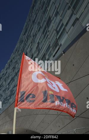 Les travailleurs de la presse et du livre se réunissent devant le nouveau siège du Groupe le monde, pour dénoncer l'attitude irresponsable des éditeurs et du gouvernement dans la crise face à la distribution de la presse dans les régions, à Paris, le 27 juillet 2020. Photo de Georges Darmon/avenir photos/ABACAPRESS.COM Banque D'Images