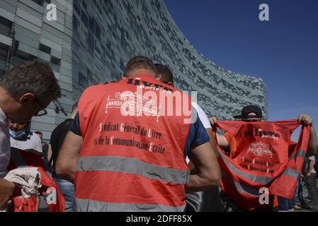 Les travailleurs de la presse et du livre se réunissent devant le nouveau siège du Groupe le monde, pour dénoncer l'attitude irresponsable des éditeurs et du gouvernement dans la crise face à la distribution de la presse dans les régions, à Paris, le 27 juillet 2020. Photo de Georges Darmon/avenir photos/ABACAPRESS.COM Banque D'Images