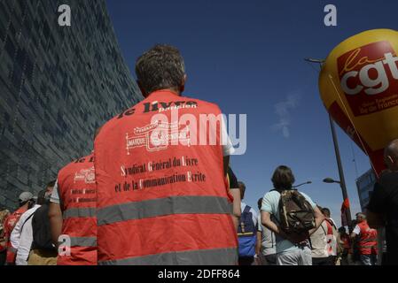 Les travailleurs de la presse et du livre se réunissent devant le nouveau siège du Groupe le monde, pour dénoncer l'attitude irresponsable des éditeurs et du gouvernement dans la crise face à la distribution de la presse dans les régions, à Paris, le 27 juillet 2020. Photo de Georges Darmon/avenir photos/ABACAPRESS.COM Banque D'Images