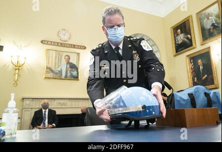 Gregory T. Monahan, chef par intérim de la police du parc national des États-Unis, place un hemet de police sur la table des témoins avant de témoigner lors de l'audience du Comité des ressources naturelles de la Chambre sur âÂ ÂœUnanswered questions sur l'attaque de la police du parc national des États-Unis le 1er juin sur des manifestants pacifiques à Lafayette SquareâÂ le mardi 28 juillet 2020. Photo de Bill Clark/Pool/ABACAPRESS.COM Banque D'Images