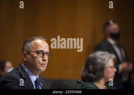 Steve K. Francis, directeur adjoint, enquêtes sur la sécurité intérieure Division des enquêtes sur le commerce mondial, directeur, Centre national de coordination des droits de propriété intellectuelle, Immigration des États-Unis, Douanes, Et l'application de la loi apparaît lors d'une audience du Comité sénatorial des finances intitulée « audiences pour examiner la protection de la fiabilité de la chaîne d'approvisionnement médicale des États-Unis pendant la pandémie COVID-19 » dans le bâtiment Dirksen du Bureau du Sénat à Capitol Hill à Washington, DC, USA, le mardi 28 juillet 2020. Photo de Rod Lamkey/CNP/ABACAPRESS.COM Banque D'Images