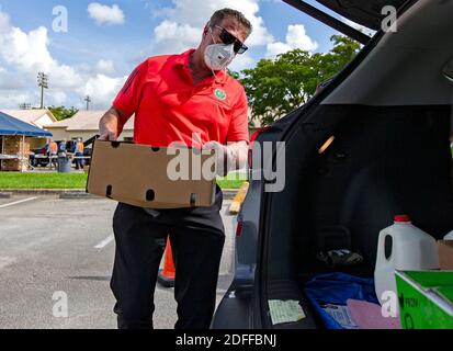 PAS DE FILM, PAS DE VIDÉO, PAS de télévision, PAS DE DOCUMENTAIRE - le maire de la ville de Hialeah Carlos Hernandez charge de la nourriture et des légumes à des centaines de voitures alignées pendant des heures pendant une distribution de nourriture au drive-in au parc Goodlet situé 4200 West 8th Avenue à Hialeah, FL, États-Unis, Alors que la pandémie de coronavirus se poursuit le mercredi 29 juillet 2020. La ville de Hialeah, en partenariat avec Feeding South Florida, a organisé la distribution des aliments au drive-in. Photo de David Santiago/Miami Herald/TNS/ABACAPRESS.COM Banque D'Images