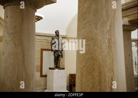 Cette statue du général Robert E. Lee a été donnée à la Collection nationale de la statuaire par le Commonwealth de Virginie en 1909 et se trouve dans la crypte du Capitole des États-Unis à Washington, DC., le vendredi 31 juillet 2020. Lee a assisté à l'Académie militaire américaine (West point) et a servi dans la guerre mexicaine. Plus tard, il a servi comme commandant de l'armée des États confédérés d'Amérique (CSA) pendant la guerre civile américaine. Il a vécu du 19 janvier 1807 au 12 octobre 1870. Photo de Rod Lamkey/CNP/ABACAPRESS.COM Banque D'Images