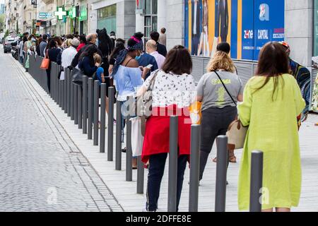 Ligne d'attente en dehors des laboratoires d'analyse pour les tests. Depuis le rebond des cas Covid-19, ces laboratoires ont vu un afflux élevé de citoyens qui veulent être testés, soit par suspicion d'infection, après avoir été en contact avec un cas confirmé, Ou simplement pour s'assurer qu'ils sont exempts d'infection le 03 août 2020 à Paris, France. Photo de Nasser Berzane/ABACAPRESS.COM Banque D'Images