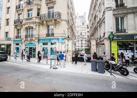 Ligne d'attente en dehors des laboratoires d'analyse pour les tests. Depuis le rebond des cas Covid-19, ces laboratoires ont vu un afflux élevé de citoyens qui veulent être testés, soit par suspicion d'infection, après avoir été en contact avec un cas confirmé, Ou simplement pour s'assurer qu'ils sont exempts d'infection le 03 août 2020 à Paris, France. Photo de Nasser Berzane/ABACAPRESS.COM Banque D'Images