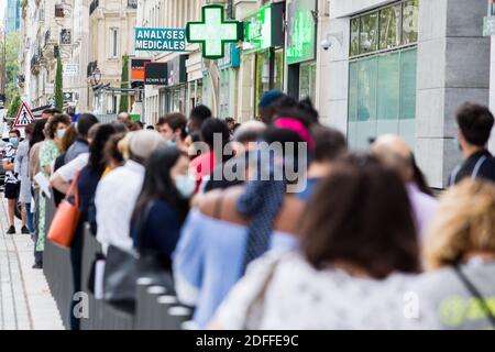 Ligne d'attente en dehors des laboratoires d'analyse pour les tests. Depuis le rebond des cas Covid-19, ces laboratoires ont vu un afflux élevé de citoyens qui veulent être testés, soit par suspicion d'infection, après avoir été en contact avec un cas confirmé, Ou simplement pour s'assurer qu'ils sont exempts d'infection le 03 août 2020 à Paris, France. Photo de Nasser Berzane/ABACAPRESS.COM Banque D'Images